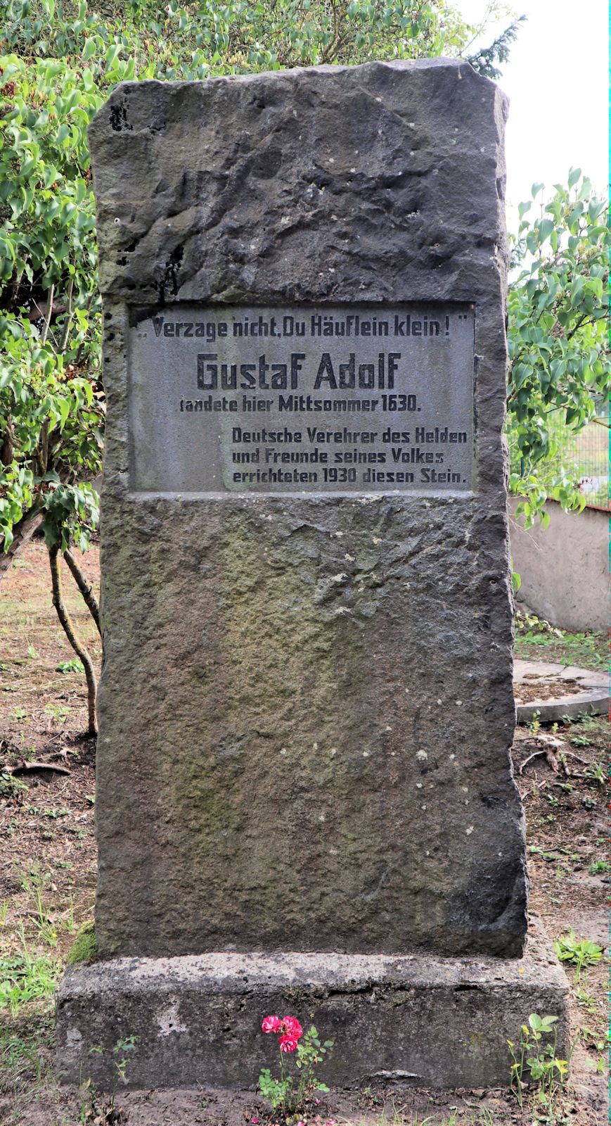 Gedenkstein, heute vor der Kapelle in Peenemünde