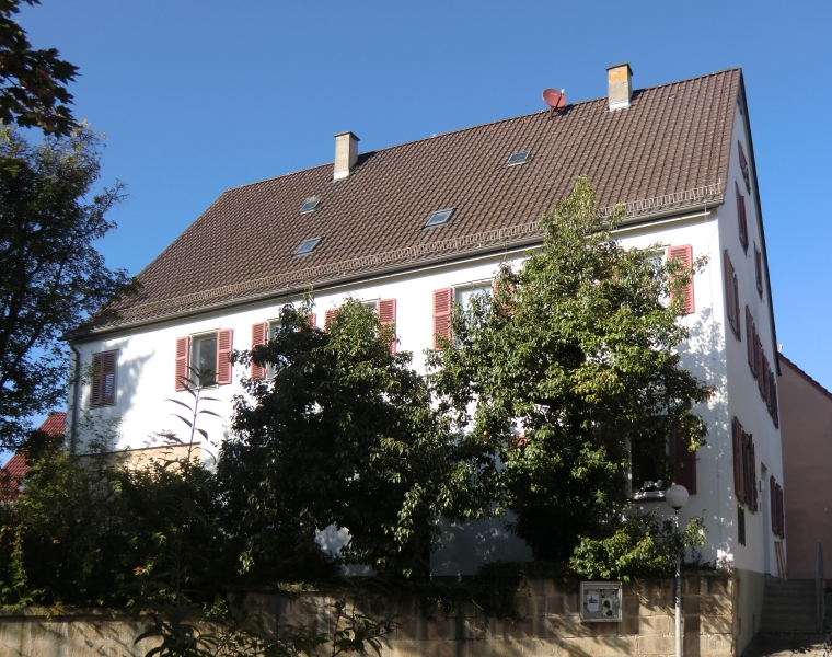 Pfarrhaus in Walddorf mit Gedenktafel: „Hier begann Gustav Werner sein Liebeswerk”
