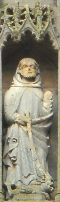 Statue: Guthlac mit seiner Peitsche und dem Teufel unter seinen Füßen, 15. Jahrhundert, an der Ruine der Abteikirche auf Crowland
