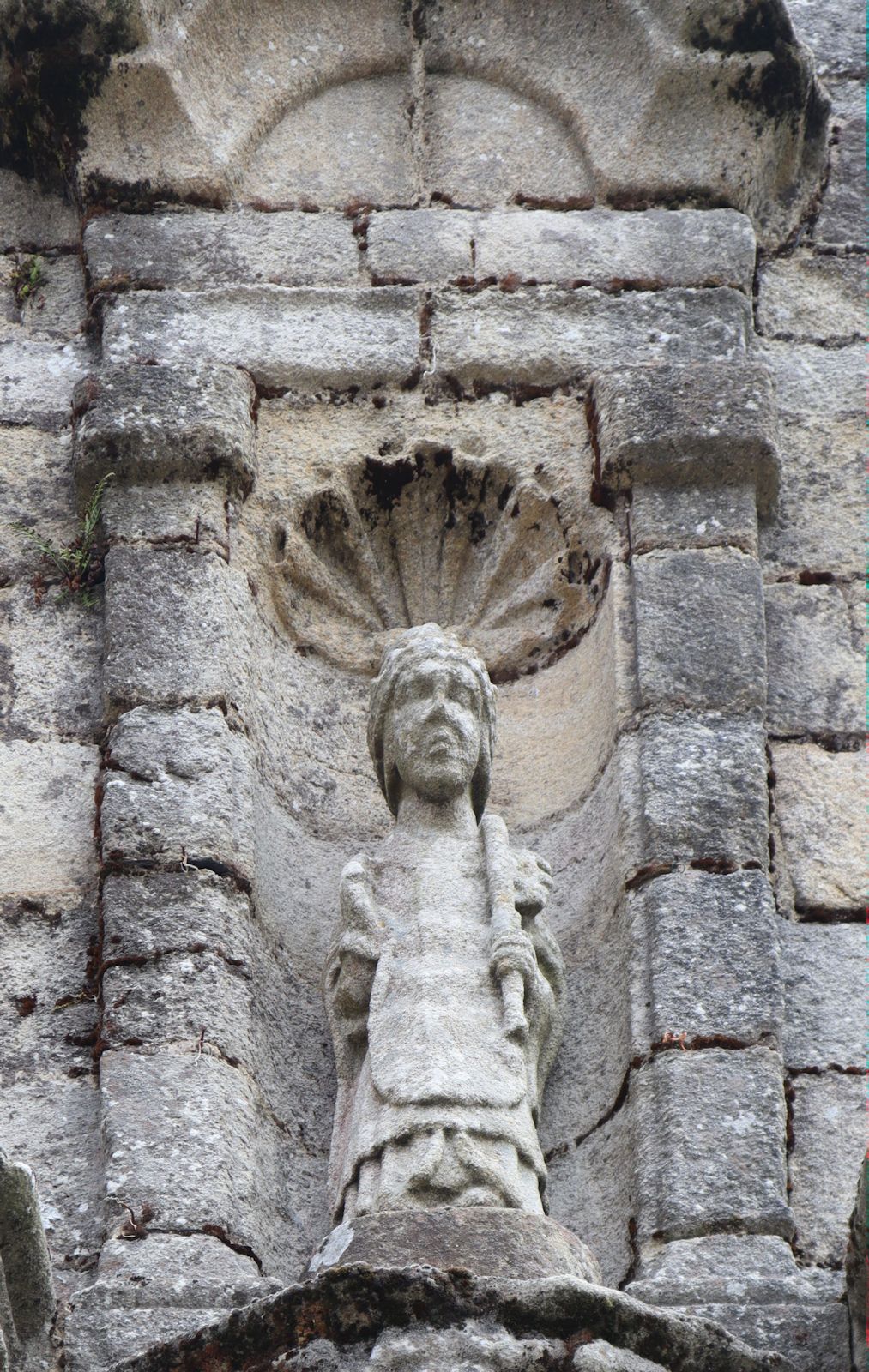 Statue an der Kirche in Langoëlan
