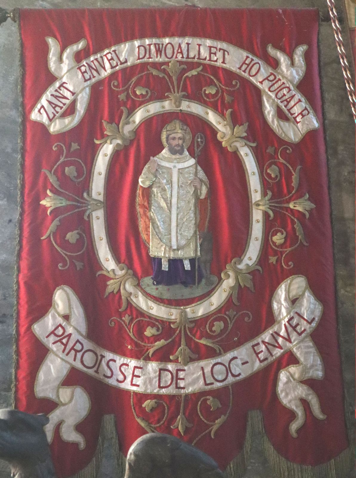 Wallfahrtsbanner in der Kirche Saint-Envel in Loc-Envel