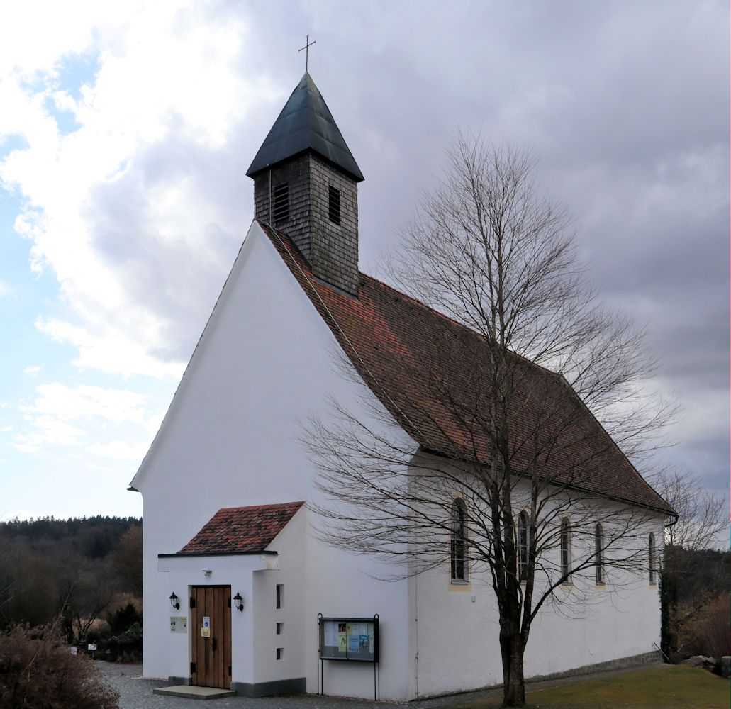 Hartmann geweihte, 1950 errichtete Kirche in Oberpolling bei Passau