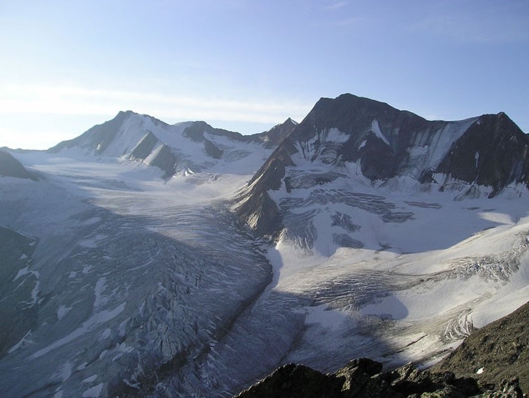 Die Marzellspitzen und der gewaltige Marzellferner (rechts der Bildmitte) am Ende des Ötztals