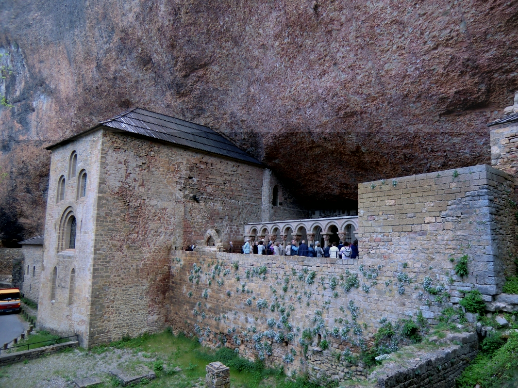 Beeindruckend unter einen Felsvorsprung gebaut: das Kloster San Juan de la Peña, der Überlieferung zufolge als Einsiedelei durch Johannes von Atarés gegründet und nach der Entdeckung durch Votus und Felix 920 zum Kloster ausgebaut. Dieses wurde nach einem Brand 1675 etwas entfernt neu aufgebaut, das zerstörte Kloster im 20. Jahrhundert restauriert.