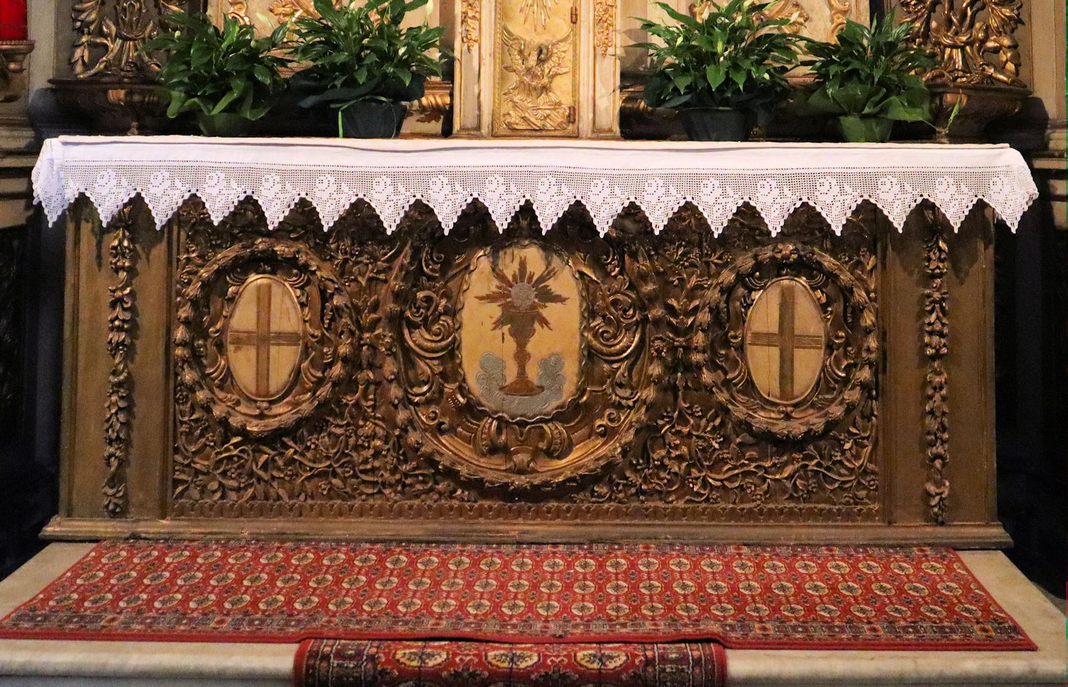 Altar mit Heinrichs Gebeinen in der Kathedrale in Asti