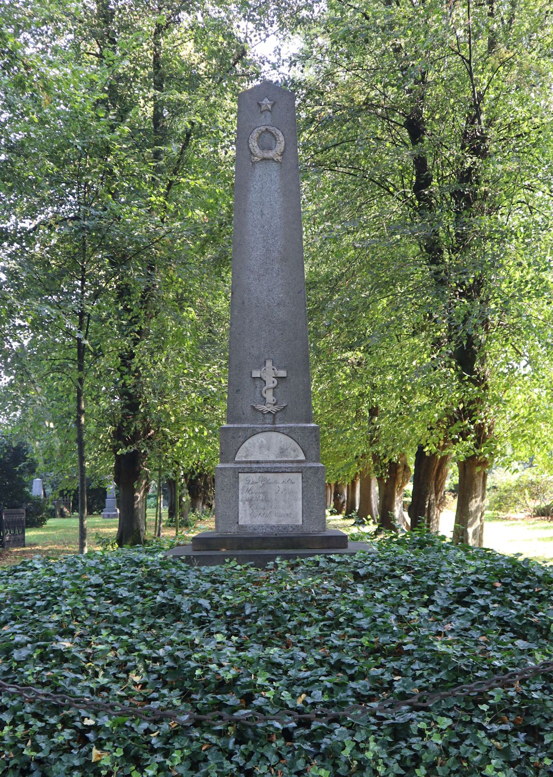 Granit-Obelisk auf dem nach Zütphen benannten Friedhof in Heide, 1825 zu seinen Ehren an der Stelle errichtet, an der er seinen Märtyrertod erlitten habe