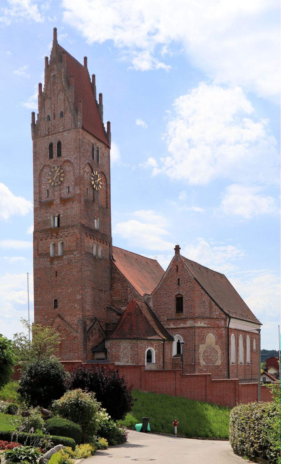 Kirche in Ebrantshausen mit Anbau der „Heinrichskapelle” (rechts)