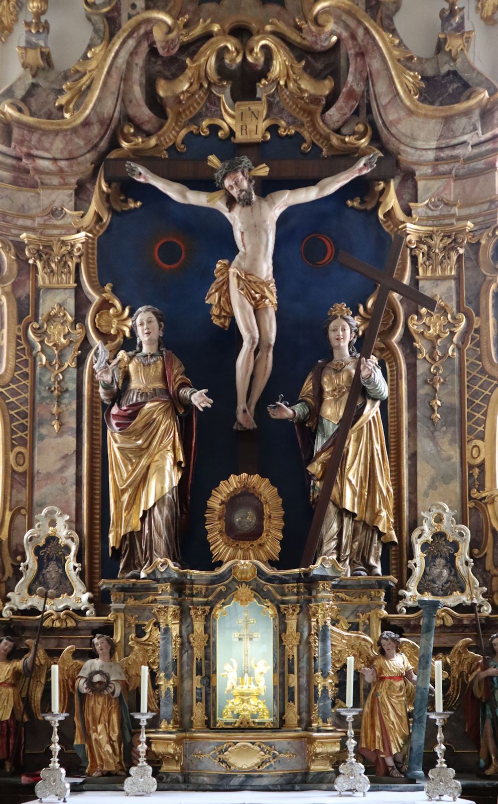 Altar der Heilig-Kreuz-Kapelle mit Reliquie des Kreuzes Christi und Statuen von Maria Magdalena (links) und Helena (rechts), um 1650, in der Klosterkirche in Scheyern
