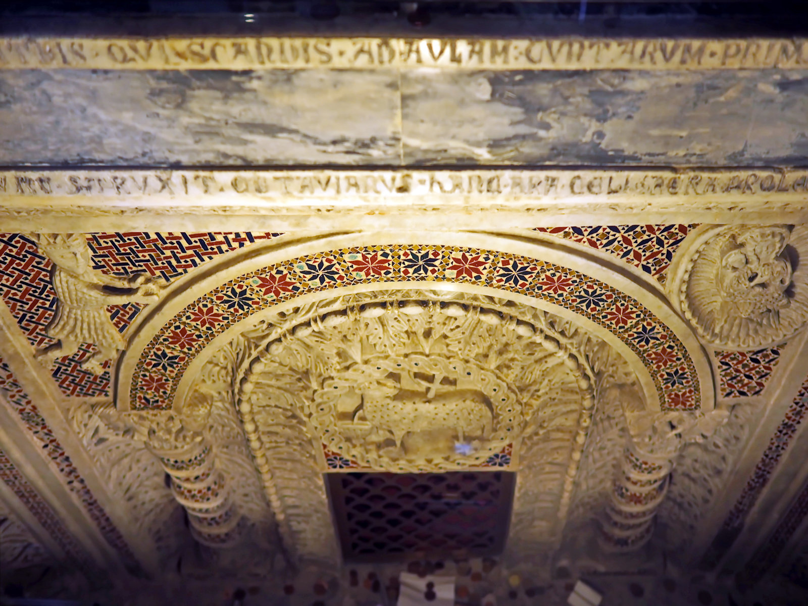 Marmorsarg mit Helenas Reliquien als Nachbildung des Altars, den Kaiser Augustus an dieser Stelle aufgestellt hatte: „Aracoeli”, „Altar des Himmels”, gewidmet einer ihm unbekannten Gottheit, die die Welt retten wird, mit dessen Inschrift: „Der du hinaufsteigst zu diesem segenspendenden Hof der Mutter des Lichts / der von allen als erster im Erdkreis angelegt war,/ magst du erkennen, dass Caesar Octavianus damals erbaut hat / diesen Altar, als der heilige Spross des Himmels sich ihm offenbarte” in der Kirche Santa Maria in Aracoeli in Rom