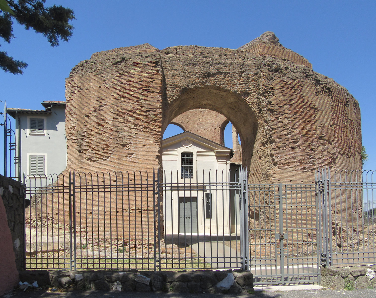 Ruine des Mausoleums der Helena mit der darin eingebauten alten Kirche Santi Marcellino e Pietro ad Duas Lauros