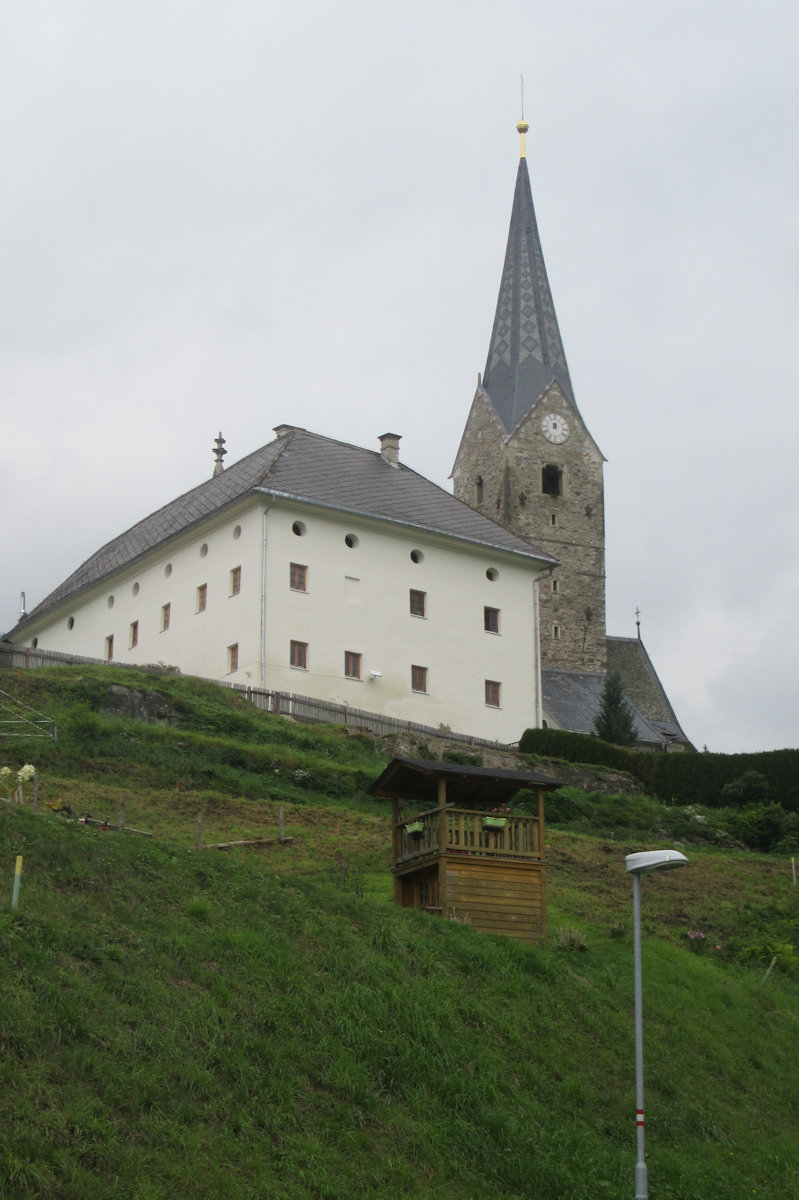 Pfarrhof und -kirche in Zeltschach