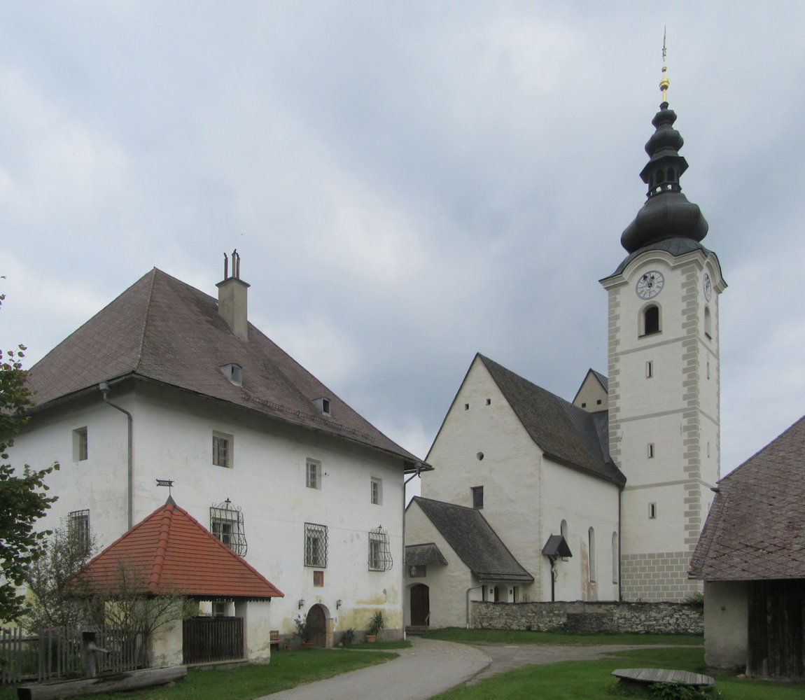 Pfarrhof und -kirche in Lieding