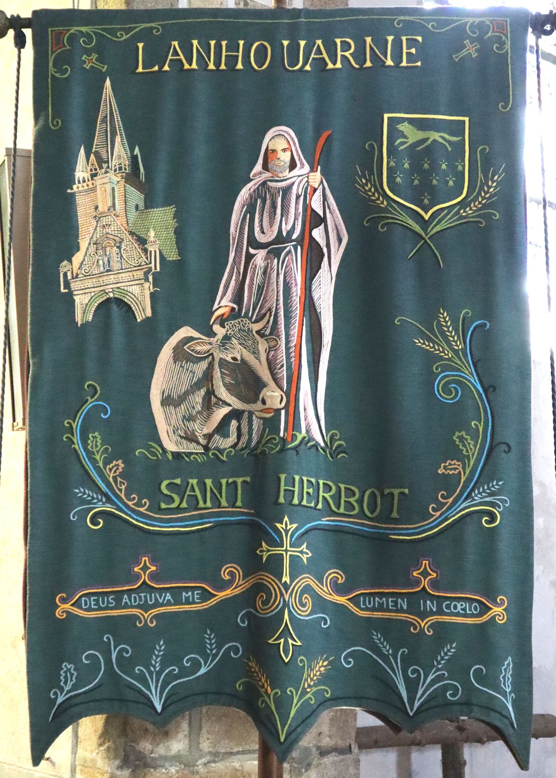 Wallfahrtsbanner in der Kirche in Lanhouarneau bei Quimper