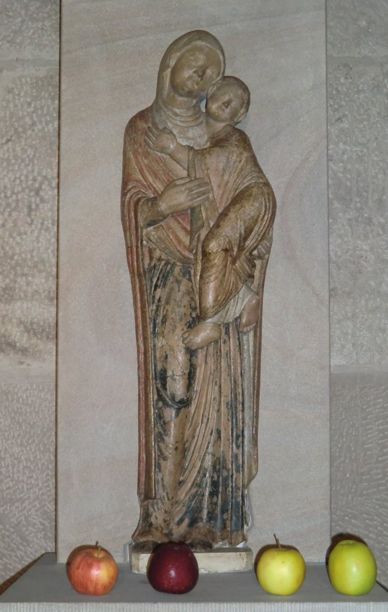 Marienstatue „liebkosende Gottesmutter”, deren Jesuskind Hermann den Apfel anbot; deshalb liegen davor auch heute noch immer frische Äpfel, um 1180, in der Kirche St. Maria im Kapitol in Köln