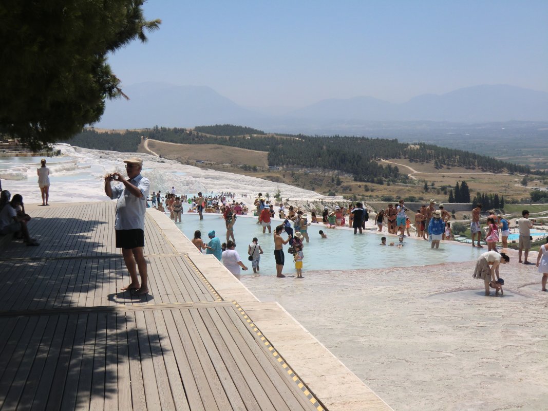 Das warme Wasser und die Kalk-Sinterterassen sind auch heute Touristenmagnet