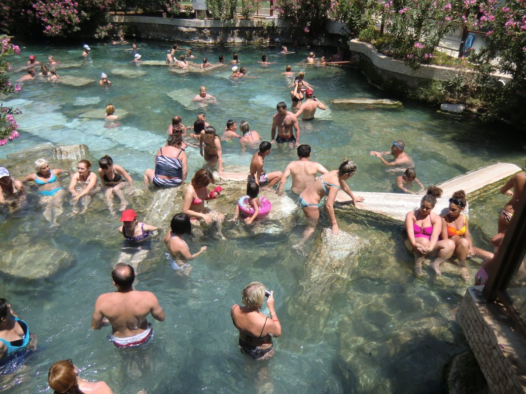 Im antiken Pool kann - gegen extra-Eintritt - heute wieder gebadet werden; das warme und kalkhaltige Wasser sei heilkräftig bei vielen Krankheiten