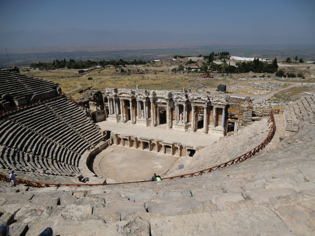 Das Theater, erbaut im 2. Jahrhundert, im 4. Jahrhundert erneuert; dabei wurde der Orchesterplatz in einen Pool umgewandelt, um Seeschlachten darstellen zu können