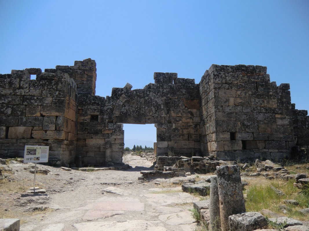 Das Nordtor, aus dem 4. Jahrhundert; es enhält auch christliche Symbole