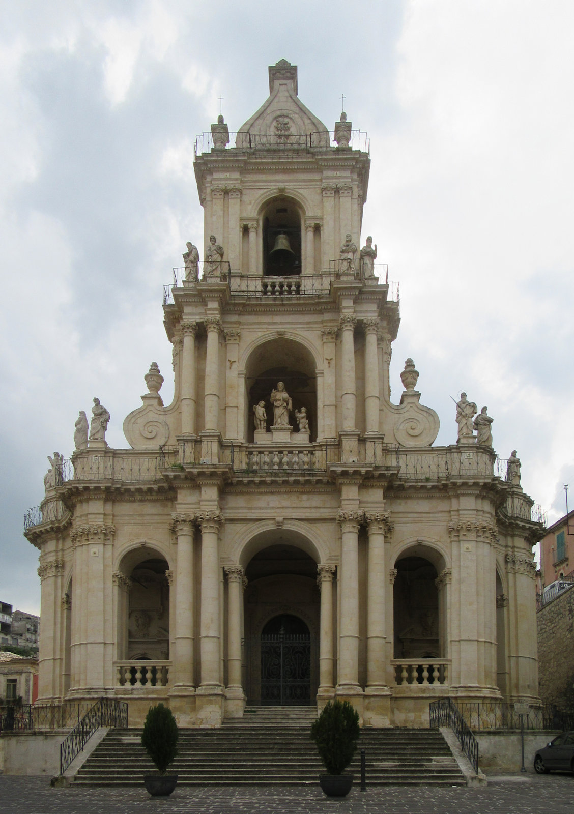 Fassade der nach dem verheerenden Erdbeben von 1694 von 1720 bis 1730 wieder aufgebauten Kirche San Paolo in Palazzolo Acreide