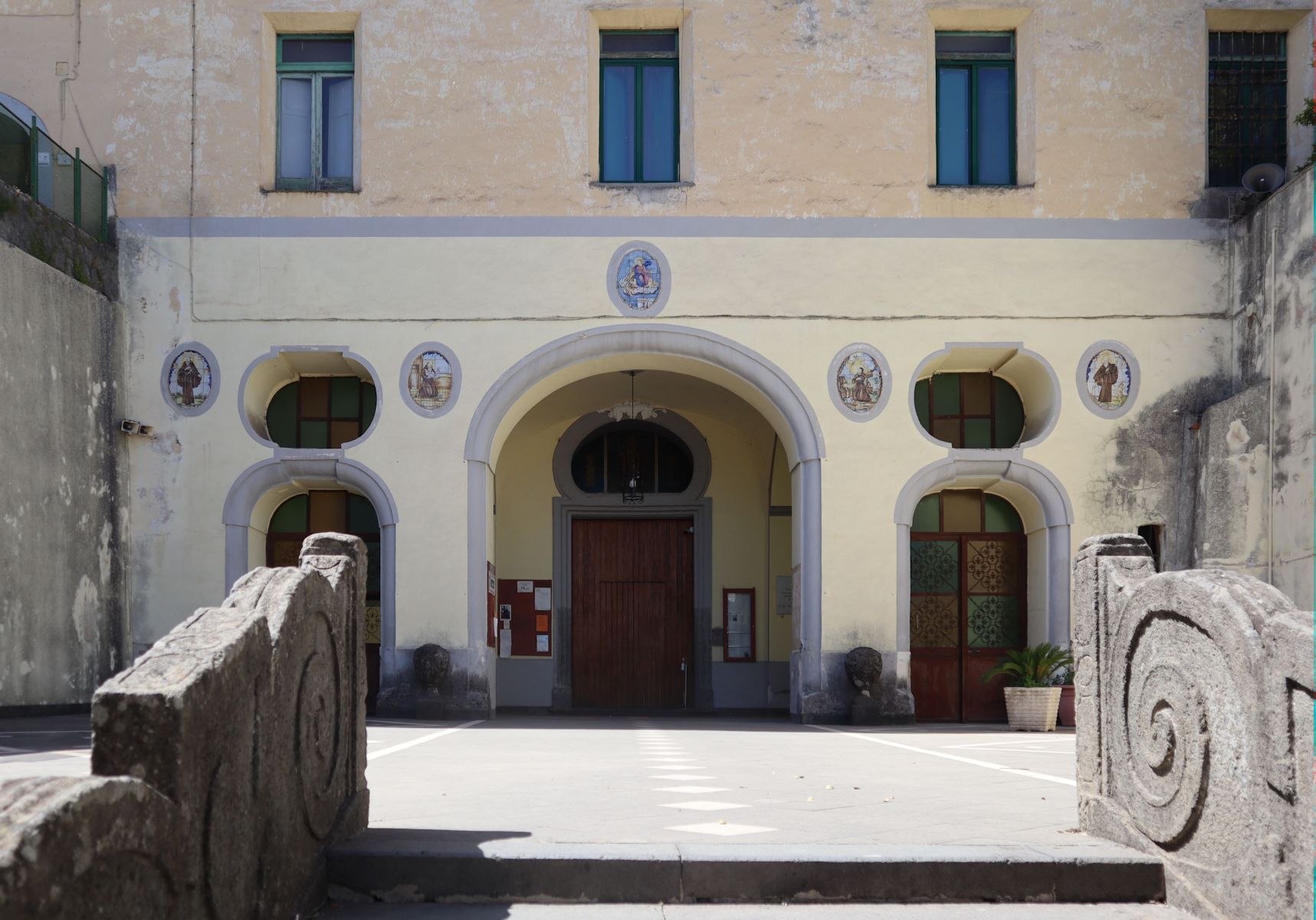 Kirche und Kloster Sant'Eframo Vecchio in Neapel
