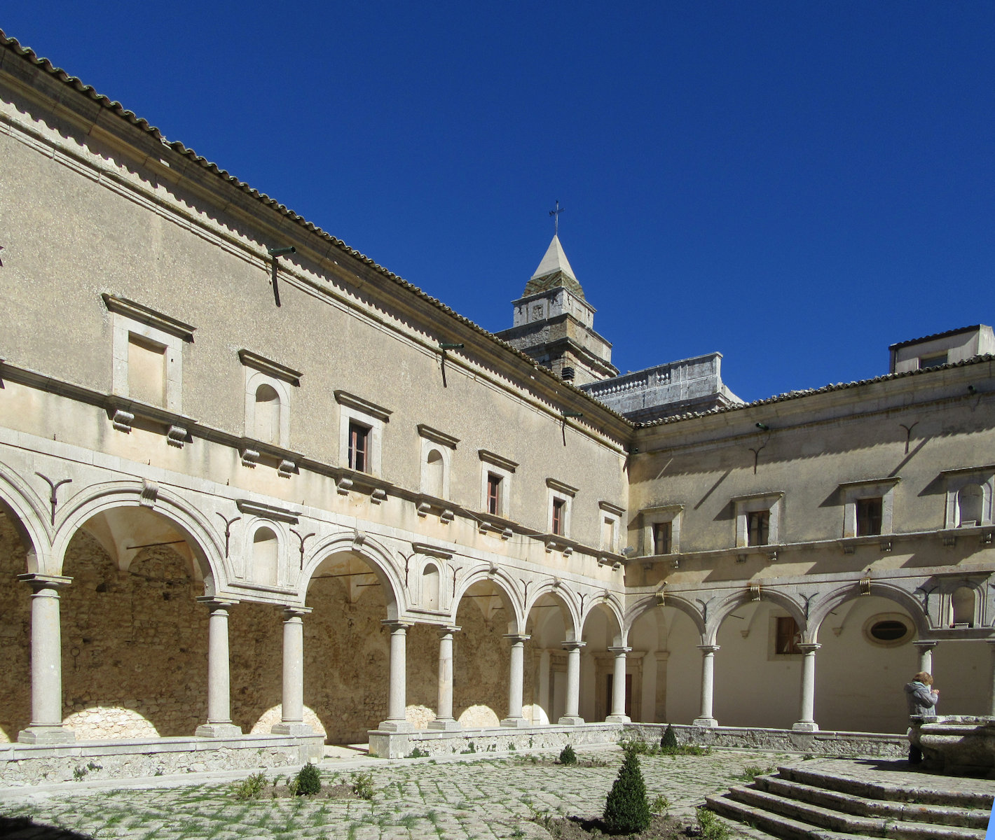 Erster Kreuzgang des Klosters Santa Maria del Bosco di Calatamauro
