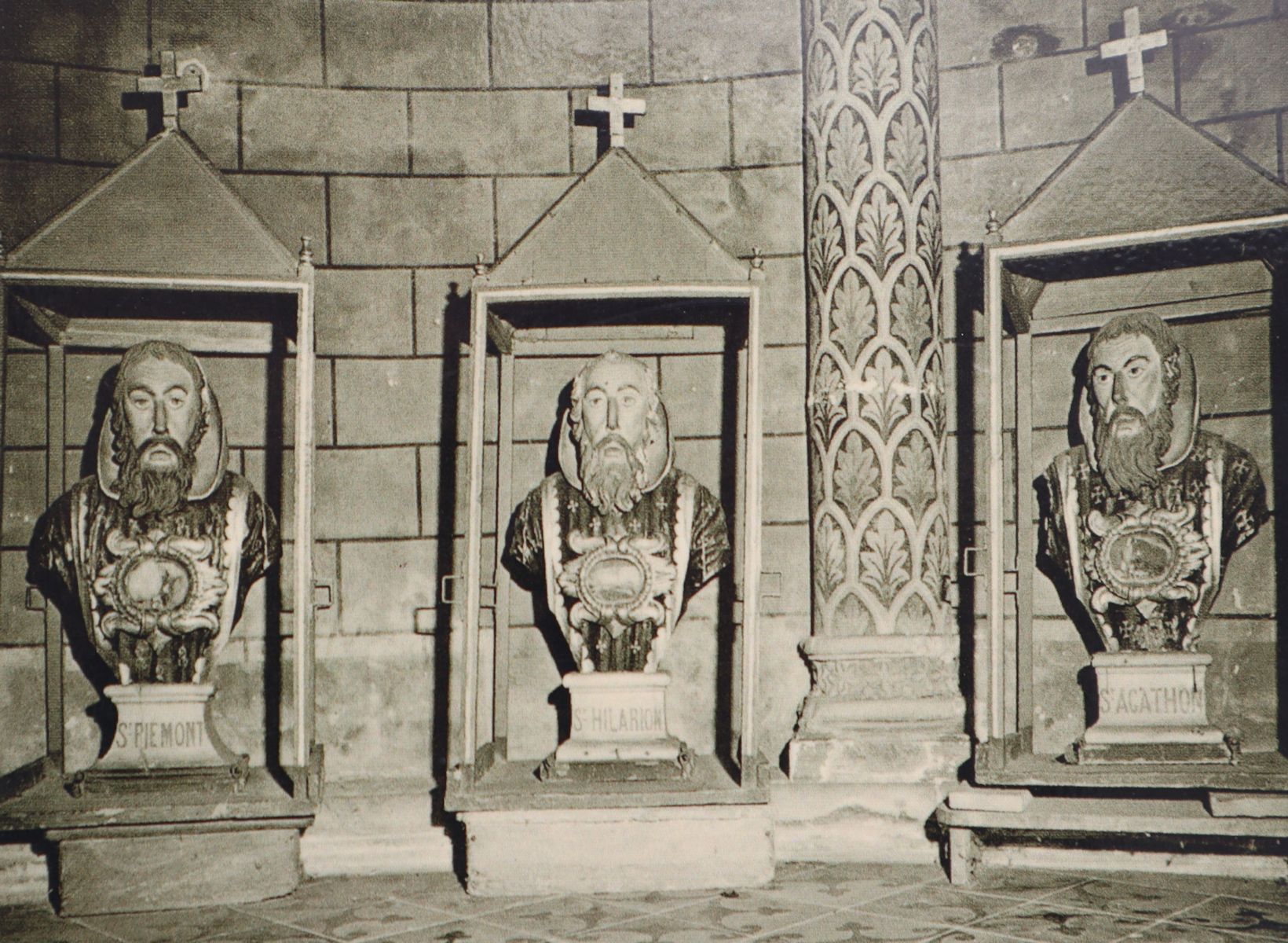 Reliquiare von Hilarion (Mitte), == Poemen (links) und Agatho (Agatho „Silentiarius ?) in der Hilarion geweihten Kirche des früheren Klosters in Duravel