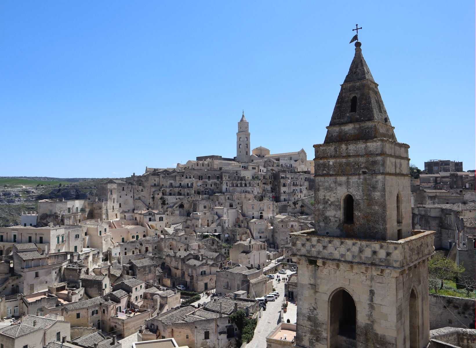 Blick auf die „Sassi”, die berühmten Höhlenwohnungen von Matera, im Hintergrund die Kathedrale