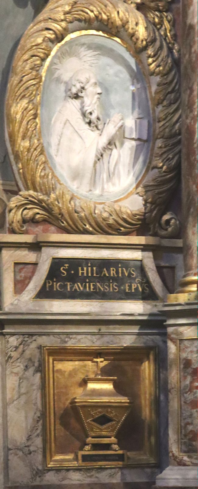 Medaillon und Reliquiar in der Kathedrale in Toulouse