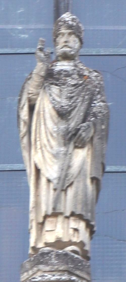 Statue an der Stiftskirche in Gournay-en-Bray