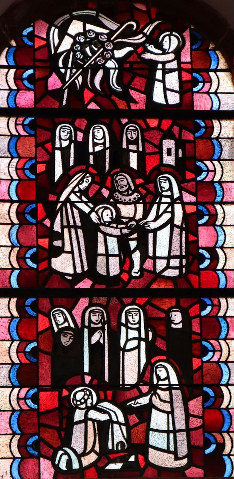 Glasfenster: Vision des Kindes Hildegard (unten), Hildegard wird Jutta von Sponheim übergeben (Mitte) und Hildegards Einkleidung (oben), in der Kirche St. Hildegard in Bingen