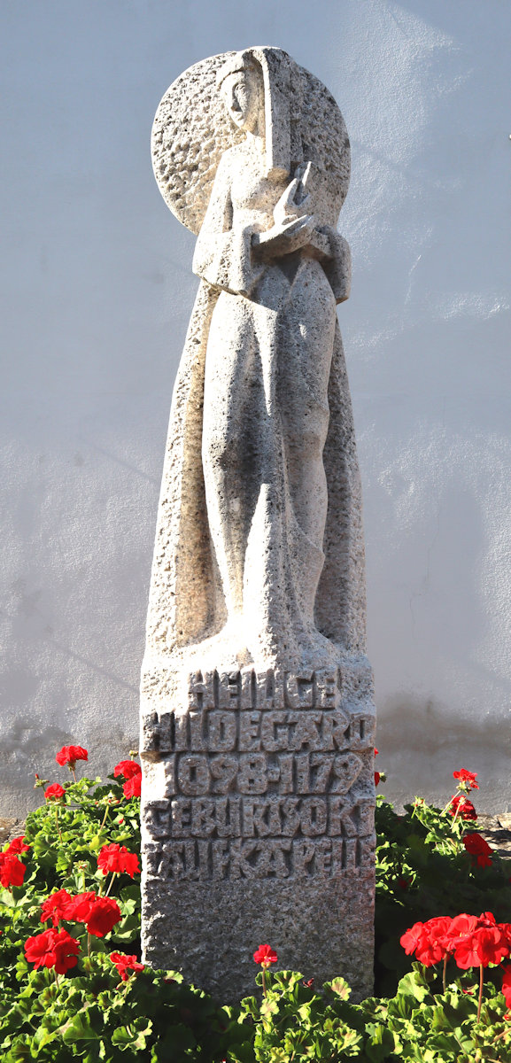 Denkmal vor der Martinskirche in Bermersheim vor der Höhe
