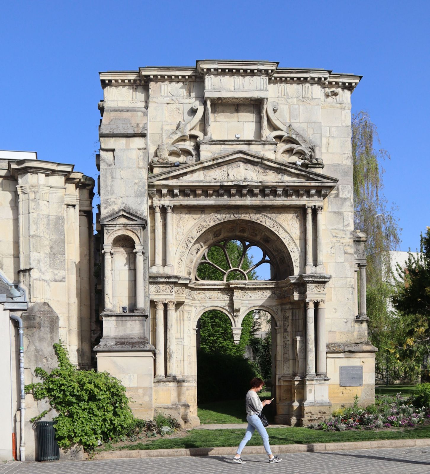 erhaltenes Seitenportal der Kirche Saint-Martin in Épernay
