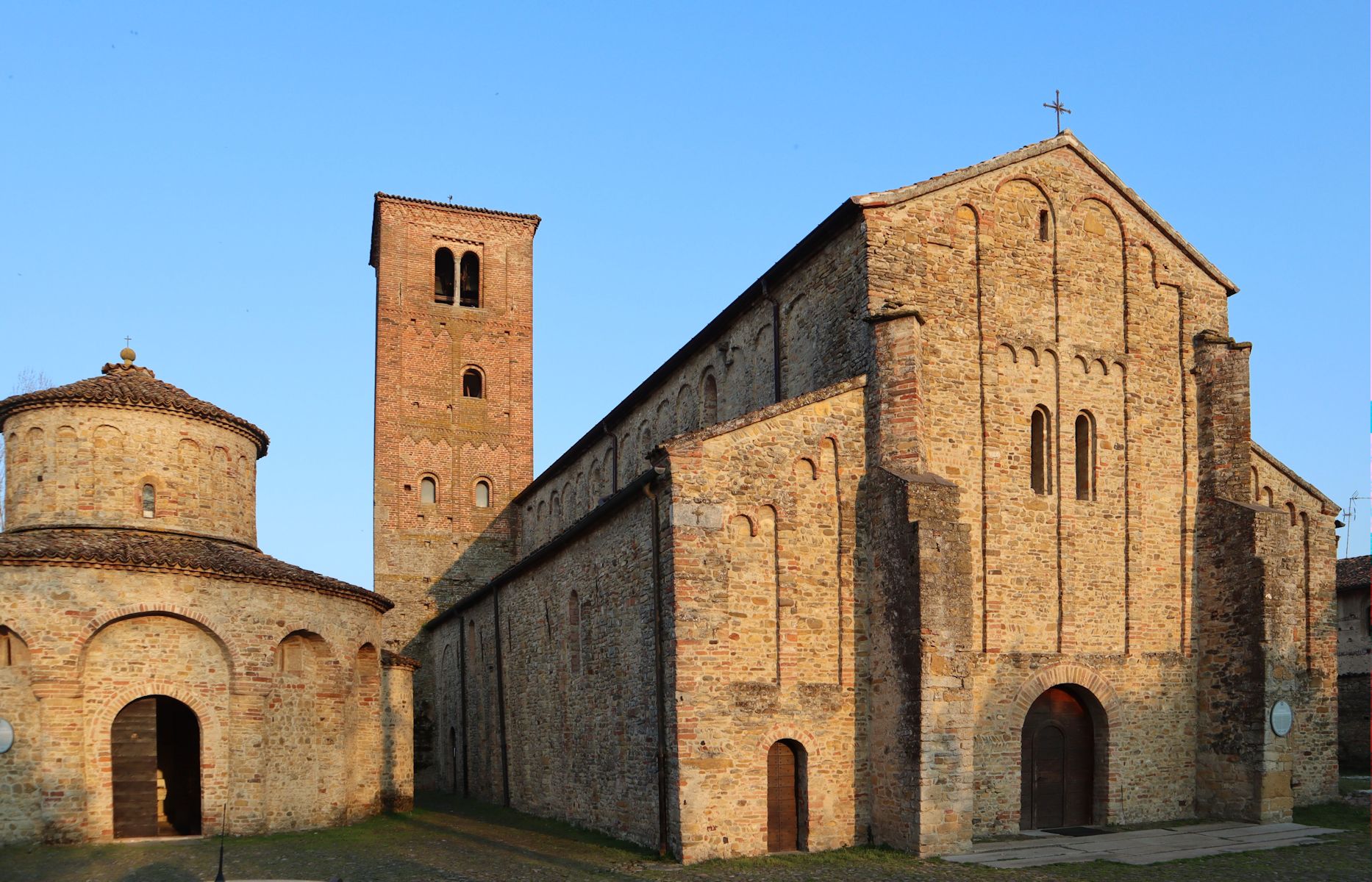Pfarrkirche und Baptisterium in Vigolo Marchese