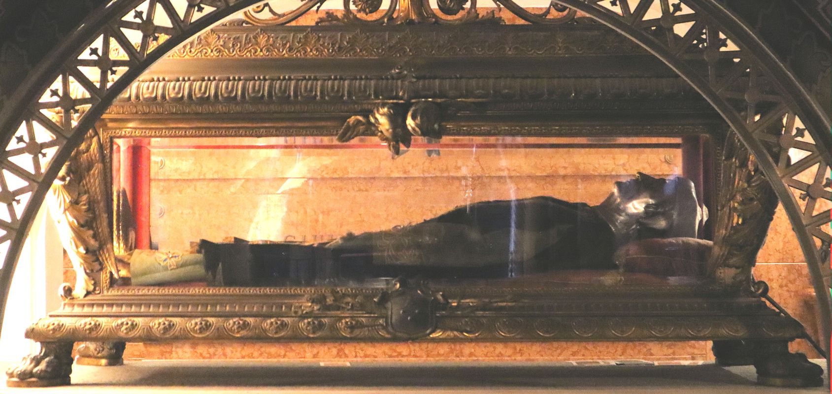 Liegefigur in der Krypta der Kathedrale in Cremona