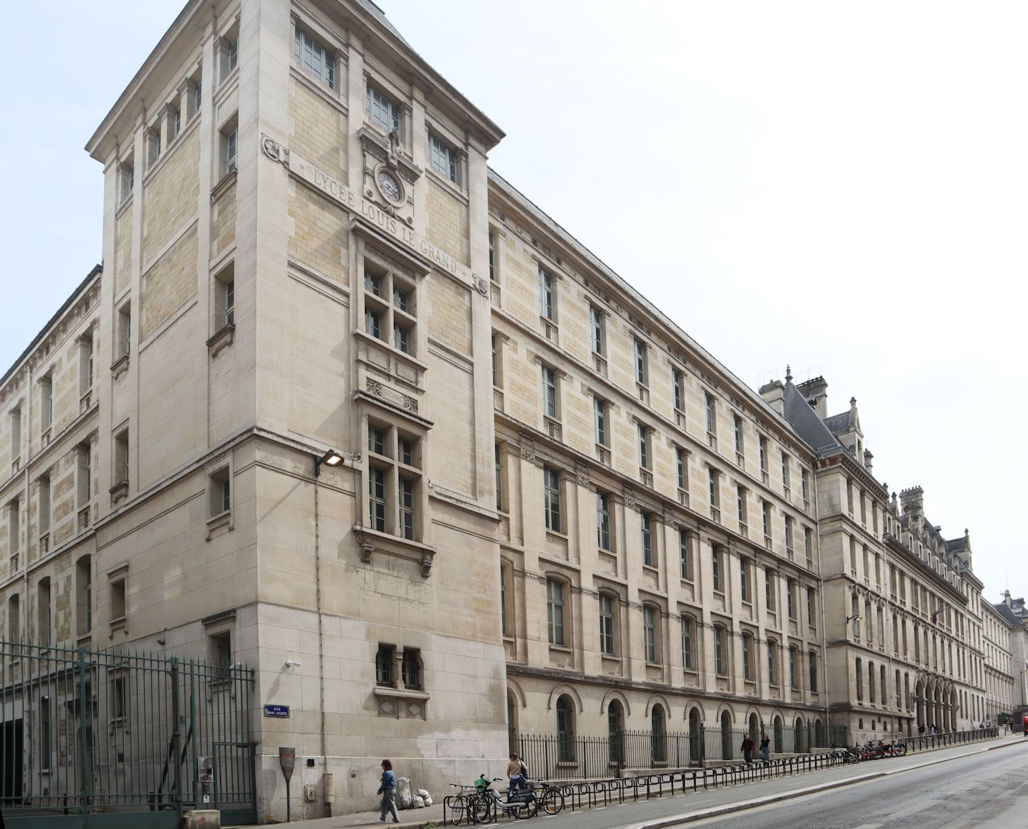das riesige ehemalige Kolleg de Clermont der Jesuiten< in Paris