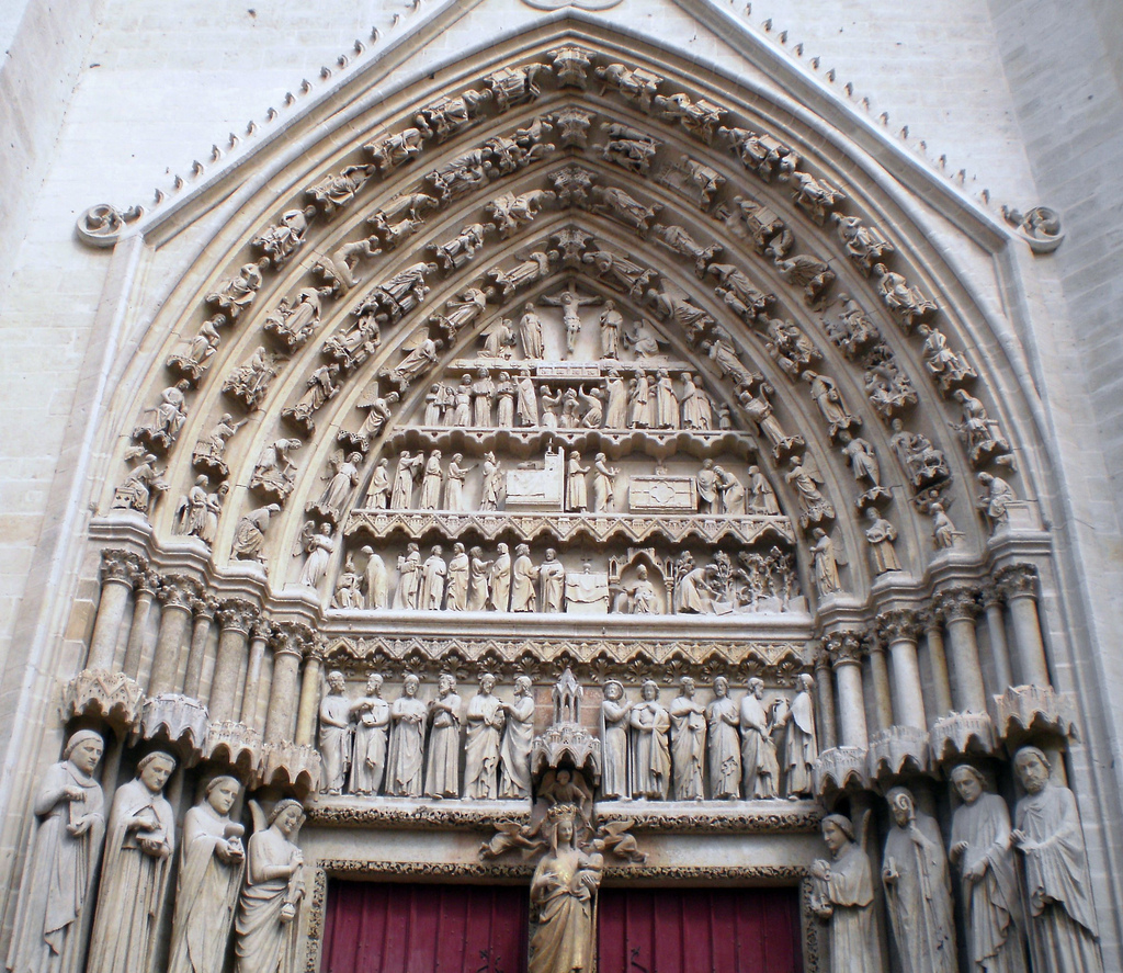 Szenen aus dem Leben von Honoratus, in den drei mittleren waagrechten Reihen der Reliefs über dem Tor der Goldenen Jungfrau, 14. Jahrhundert, an der Südfassade der Kathedrale in Amiens