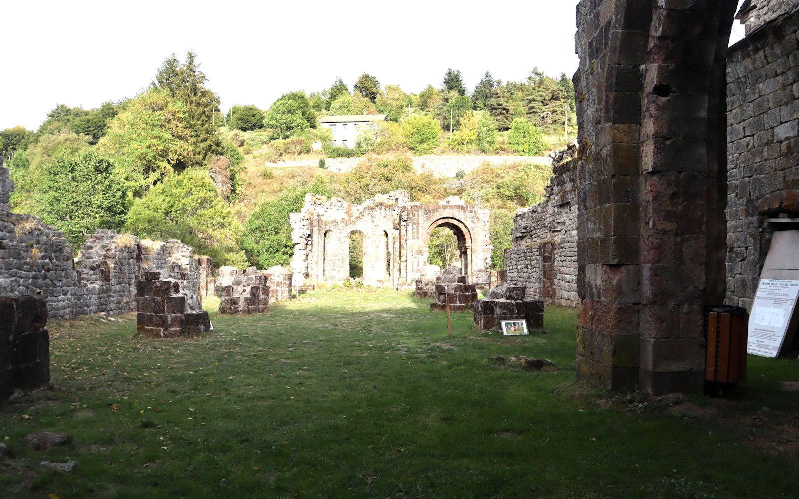 Ruine der Kirche des ehemaligen Klosters Mazan