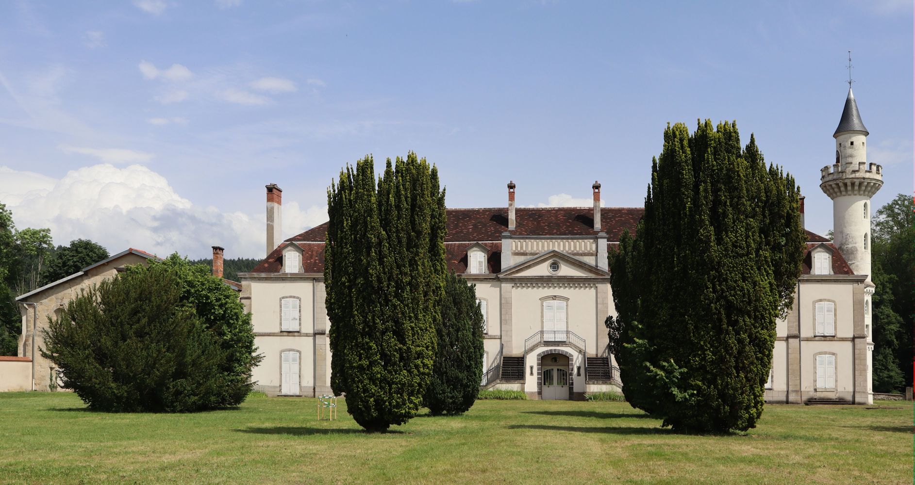 ehemaliges Kloster Montpeyroux nahe Puy-Guillaume, links (verdeckt) die noch immer in Ruinen liegende Kirche
