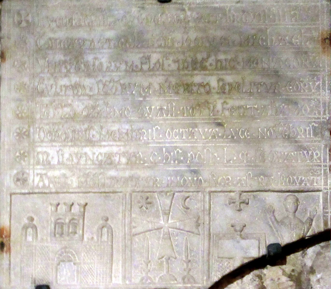 Hugos Grabplatte im Kloster St-Victor in Marseille