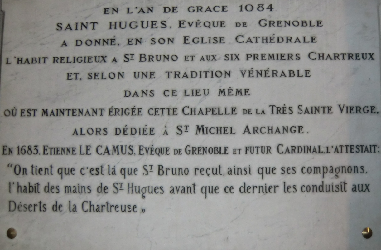 Tafel zur Erinnerung an die Weihe Brunos und seiner sechs Gefährten, die demnach an dieser Stelle in der Kathedrale in Grenoble stattfand, an der die heute Michael geweihte Kapelle steht