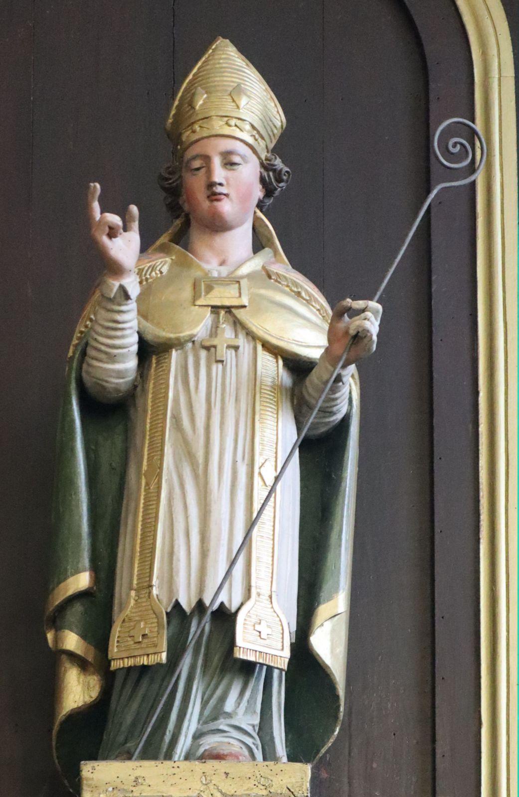 Statue in der Pfarrkirche in Haspres bei Valenciennes in Frankreich