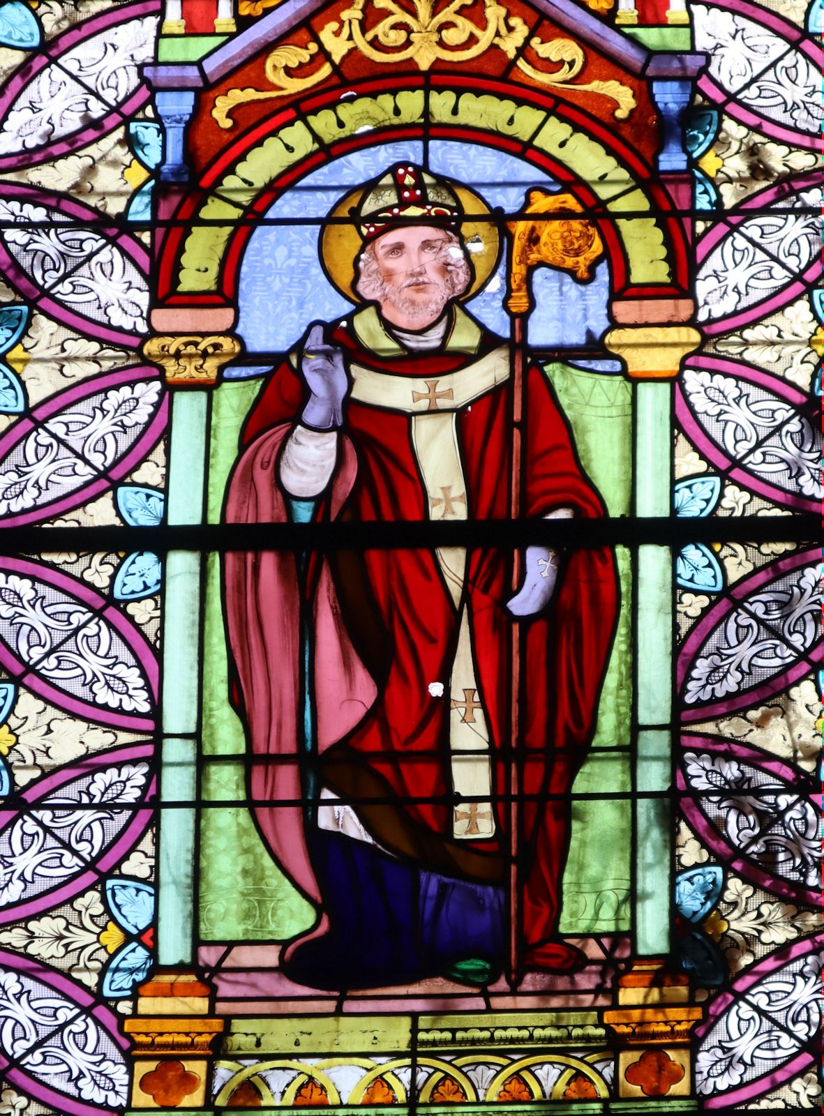 Glasfenster in der Pfarrkirche in Haspres bei Valenciennes in Frankreich