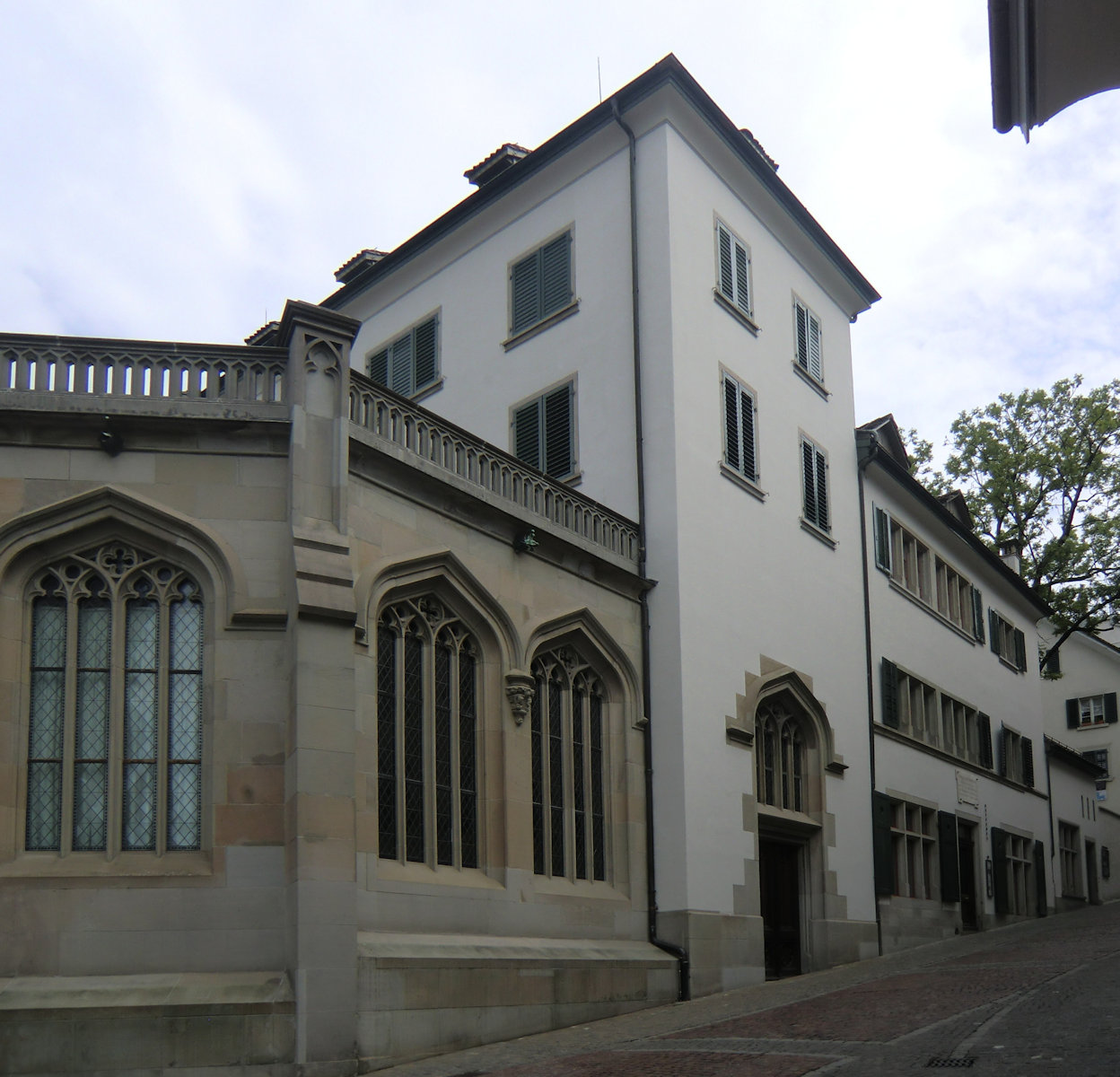 „Helferei”, Zwinglis Amtswohnung in Zürich ab 1525, mit „Großmünsterkapelle” von 1859