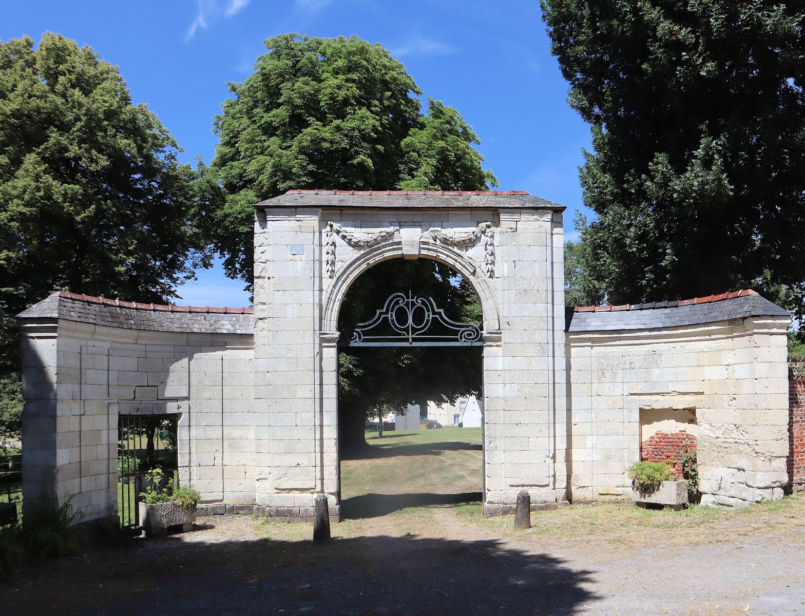 Tor des ehemaligen Klosters in Homblières