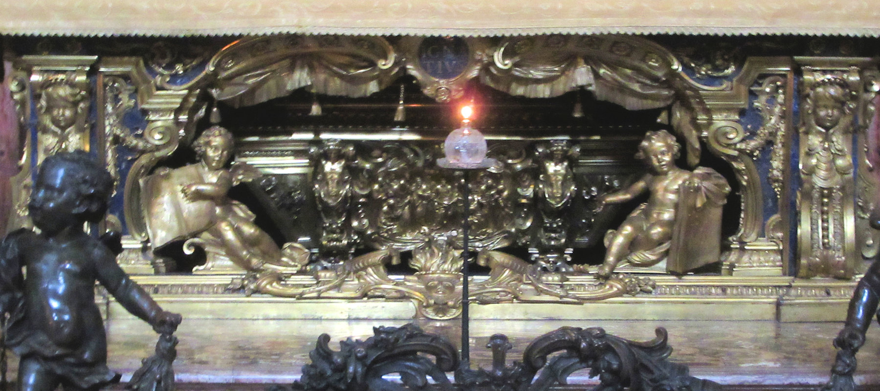 Andrea Pozzi: Ignatius' Sarg aus Goldbronze, in der Kirche Il Gesù in Rom