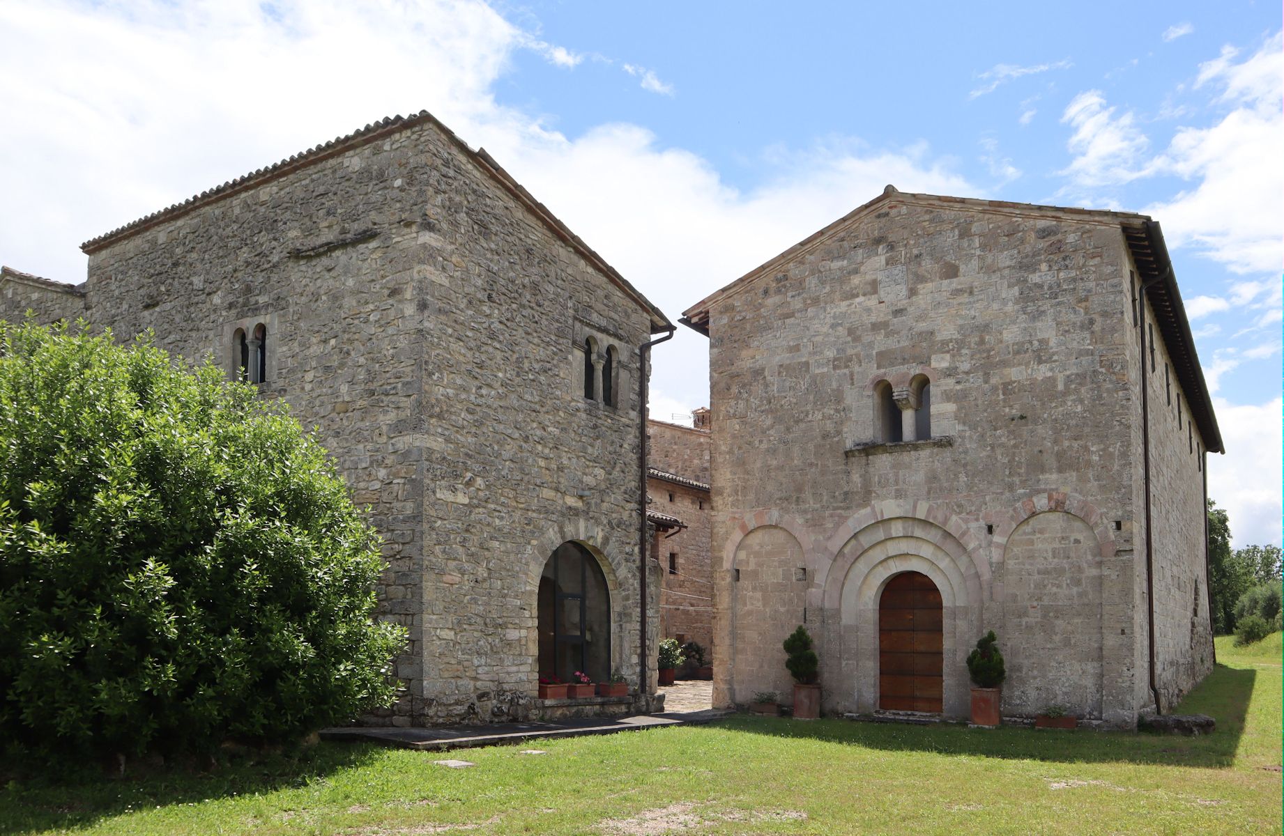 Kirche und Kloster Santa Illuminata bei Massa Martana