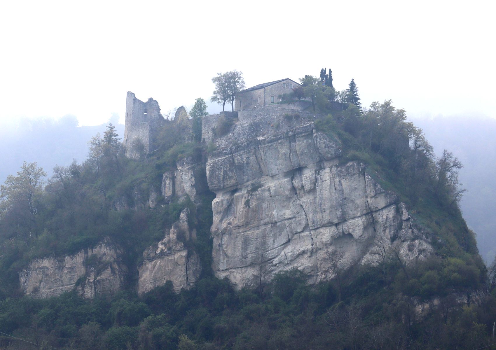 Ruine der Burg Canossa