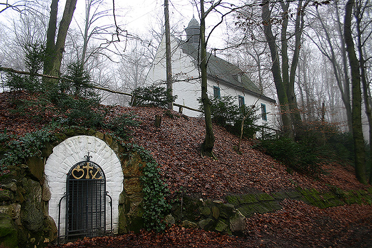 Irmgardiskapelle mit Brunnen auf dem Heiligenberg in Viersen-Süchteln
