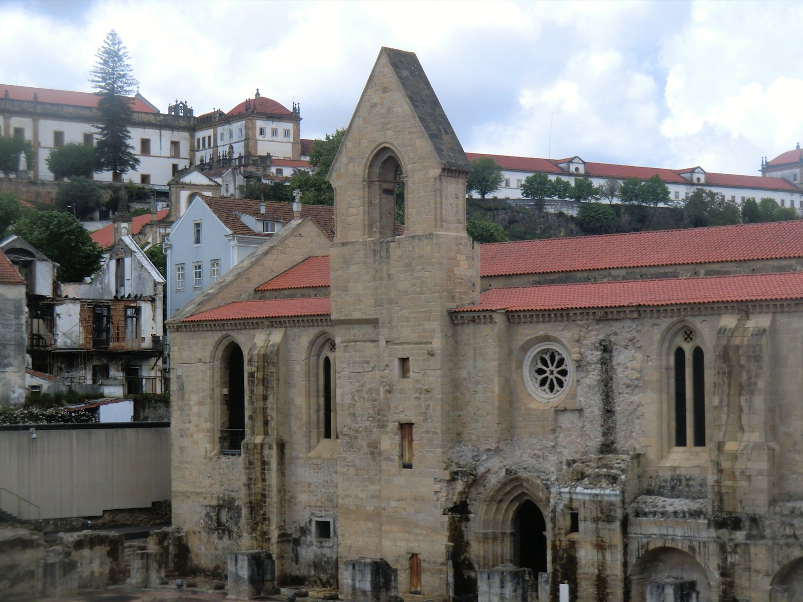 Das alte Klarissenkloster in Coimbra; es wurde immer wieder von Hchwasser des nahen Flusses Mondego heimgesucht und deshalb 1677 verlassen und stattdessen das neue Kloster - im Hintergrund zu sehen - bezogen