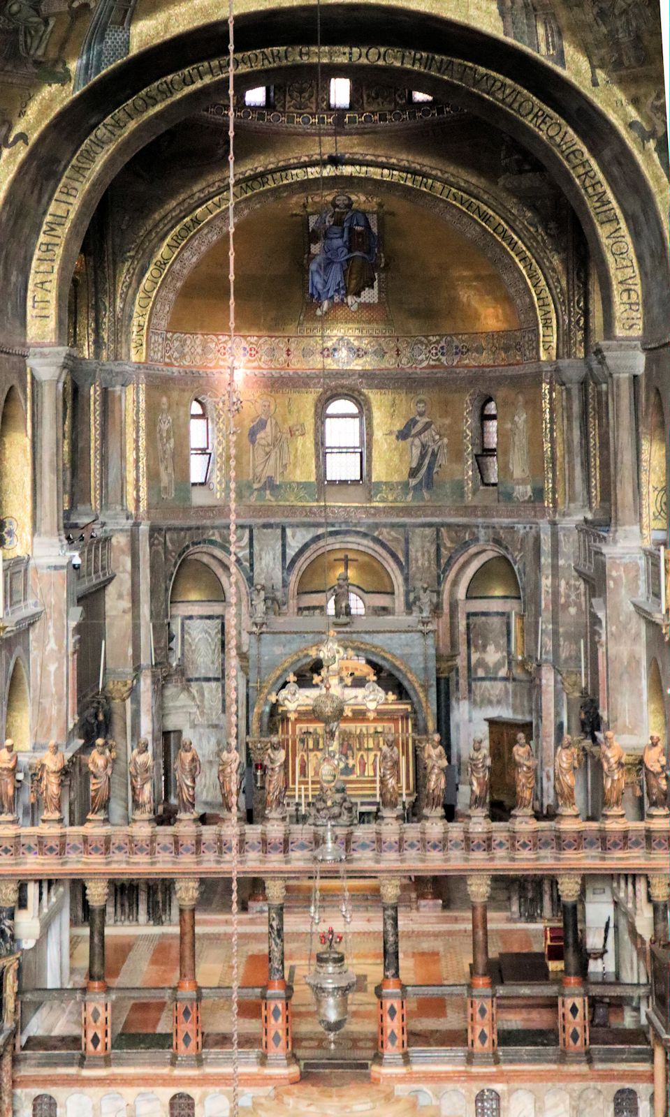 Blick in den Chorraum des Domes San Marco in Venedig